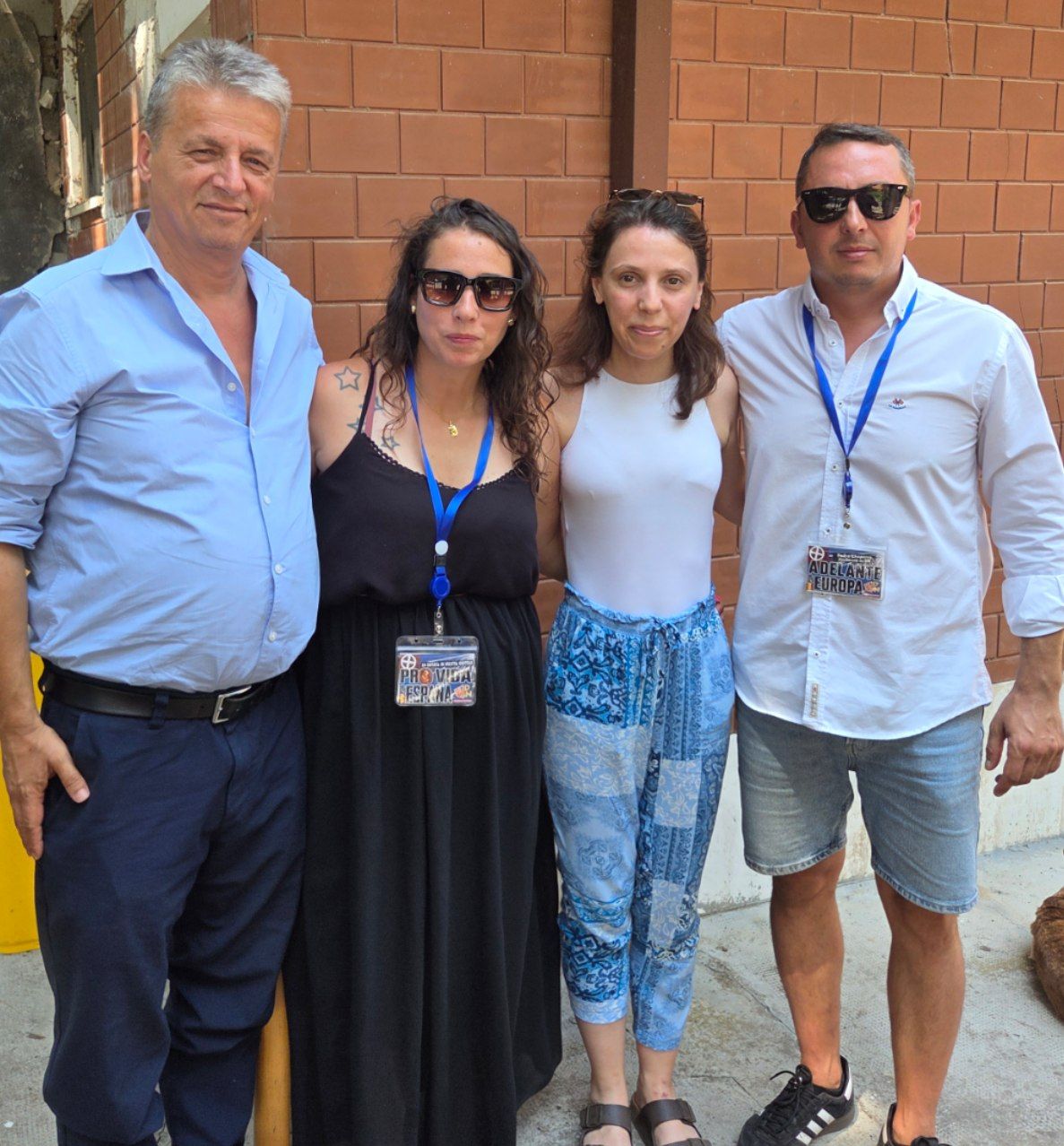 4 militantes V